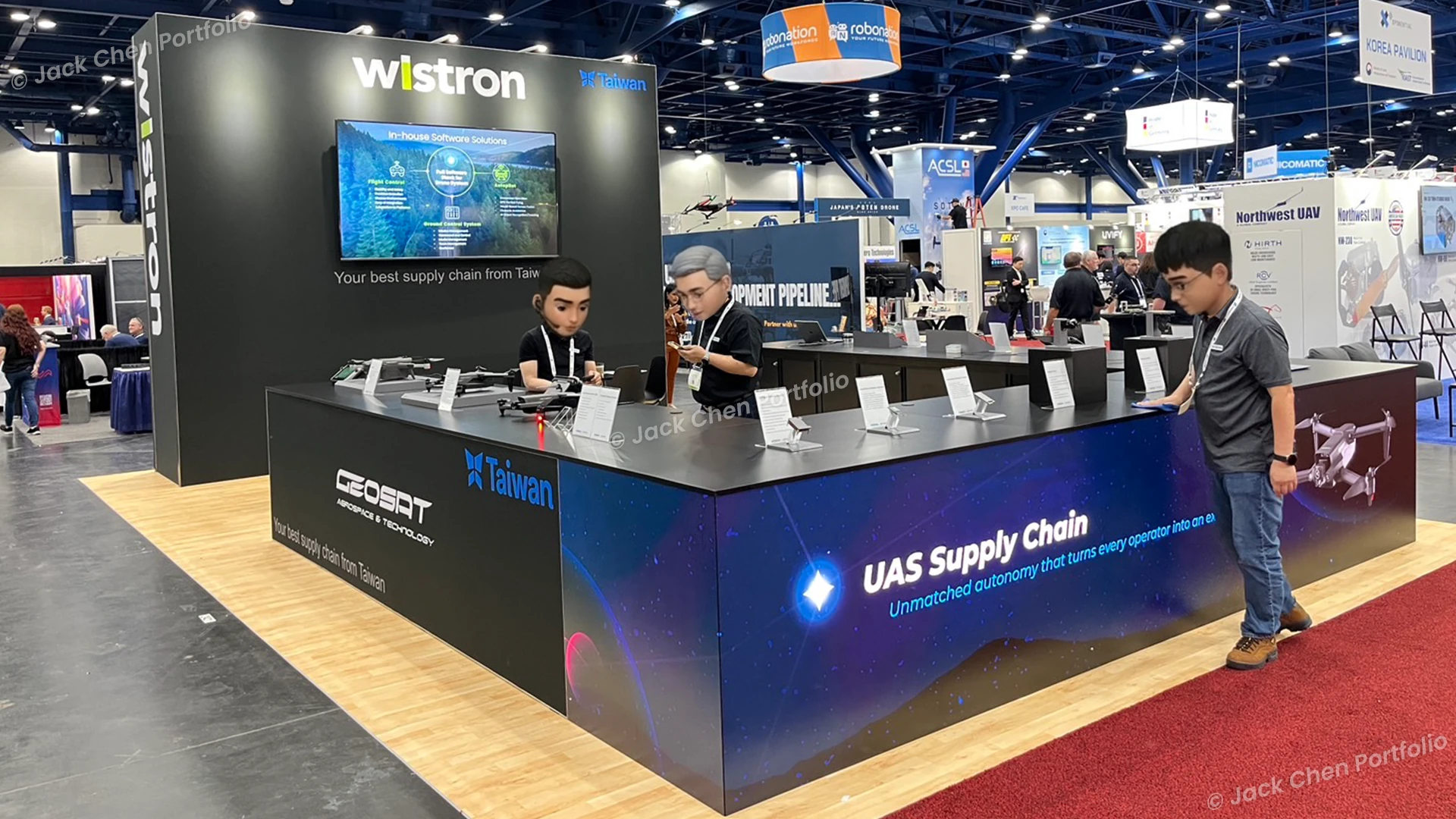 XPONENTIAL 2025 美國休士頓展場中,無人機與地面控制站在攤位上展示,前景是與會者與客戶在展位前交流與觀察操作情境